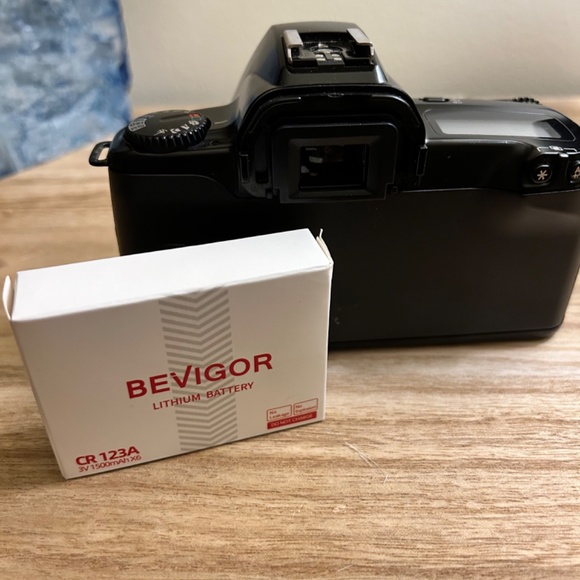 Canon 35mm SLR EOS Rebel X body, extra batteries and camera bag - Picture 3 of 8